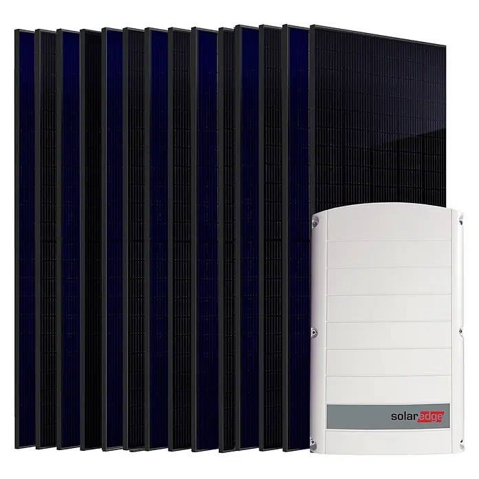 Sunniva Photovoltaik-Anlage Solaranlage 7 kW - L x B x H: 1.910 x 1.134 x 30 mm - Mehrere schwarze Solarmodule vertikal neben einem weißen SolarEdge Wechselrichter.