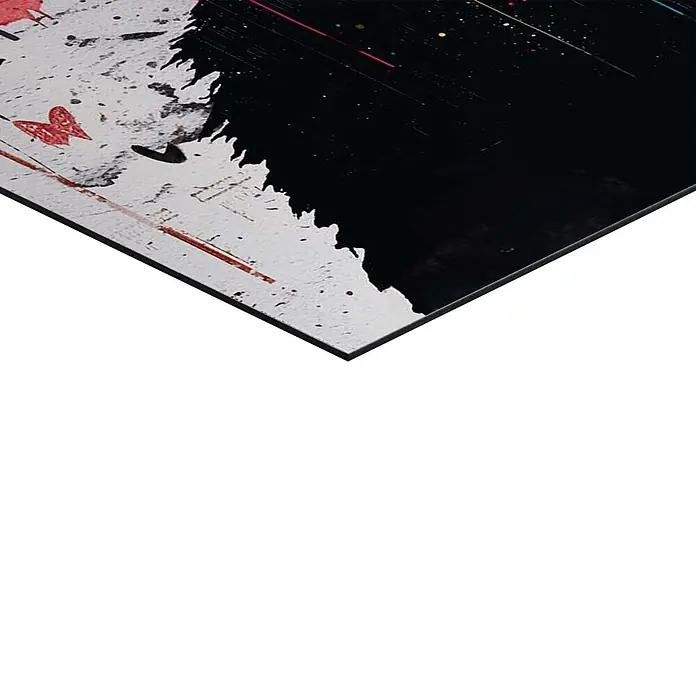 Reinders Decopanel - Chimp Stereo Streetart, B x H: 90 x 60 cm - Ecke einer flachen Kunstplatte mit abstraktem Schwarz-Weiß-Design, roten Spritzern und scharfer schwarzer Kante.