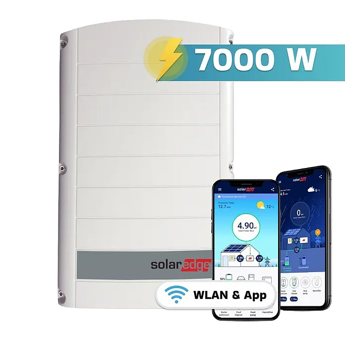 Sunniva Photovoltaik-Anlage Solaranlage 7 kW - L x B x H: 1.910 x 1.134 x 30 mm - Weißer SolarEdge 7000W Wechselrichter mit WLAN- und App-Konnektivität, daneben Smartphones, die die Überwachungs-App zeigen.