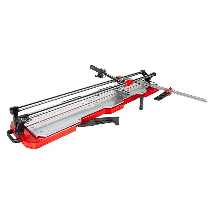 Rubi Cortador manual de azulejos TX 1250 MAX - Longitud de corte máx.: 1.250 mm, Espesor máx. de azulejo: 21 mm - Aquí hay un cortador de azulejos, una herramienta roja y plateada equipada con una guía y un mango para cortar azulejos con precisión.
