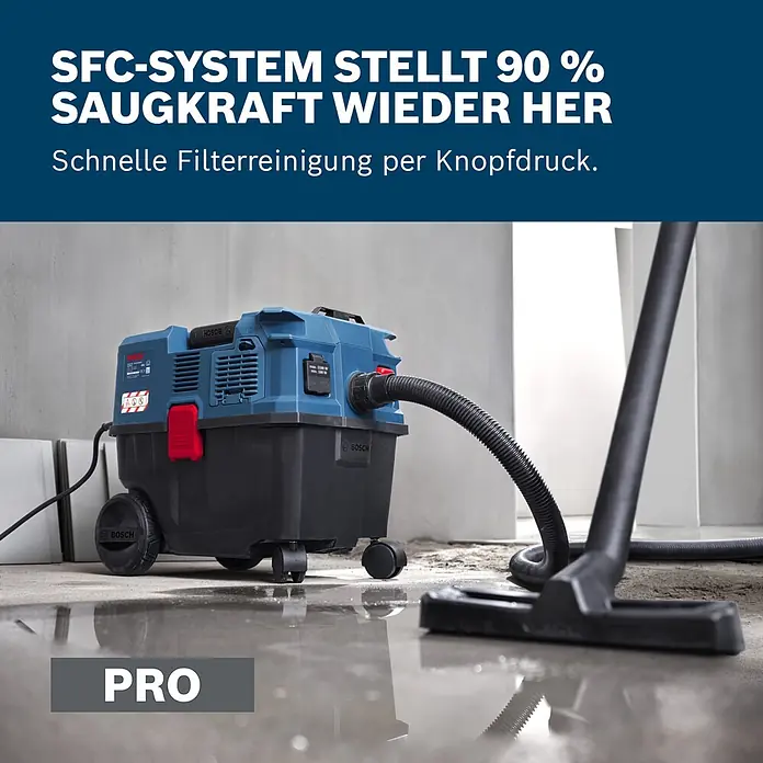 Bosch Professional Elektro-Nass- & Trockensauger GAS12-25LS - 1.200 W, Behältervolumen: 25 l, Halbautomatisch - Blauer und schwarzer Bosch Professional Nass-/Trockensauger mit Schlauch und Düse auf nassem Betonboden.
