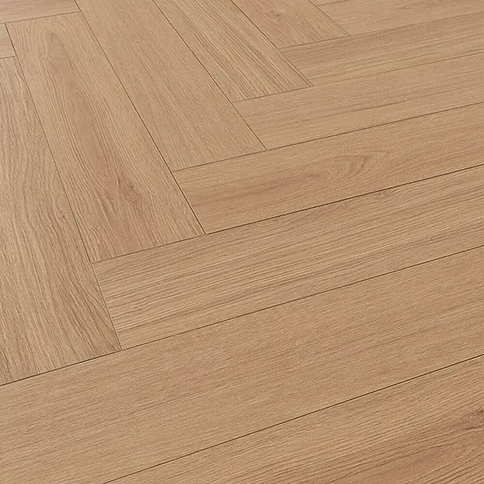 Krono Original Laminat Herringbone 8 - Smoked Montanara Oak, Fischgrät, 630 x 126 x 8 mm - Hellbrauner Holzboden in Fischgrätmusterung mit natürlicher Maserung.