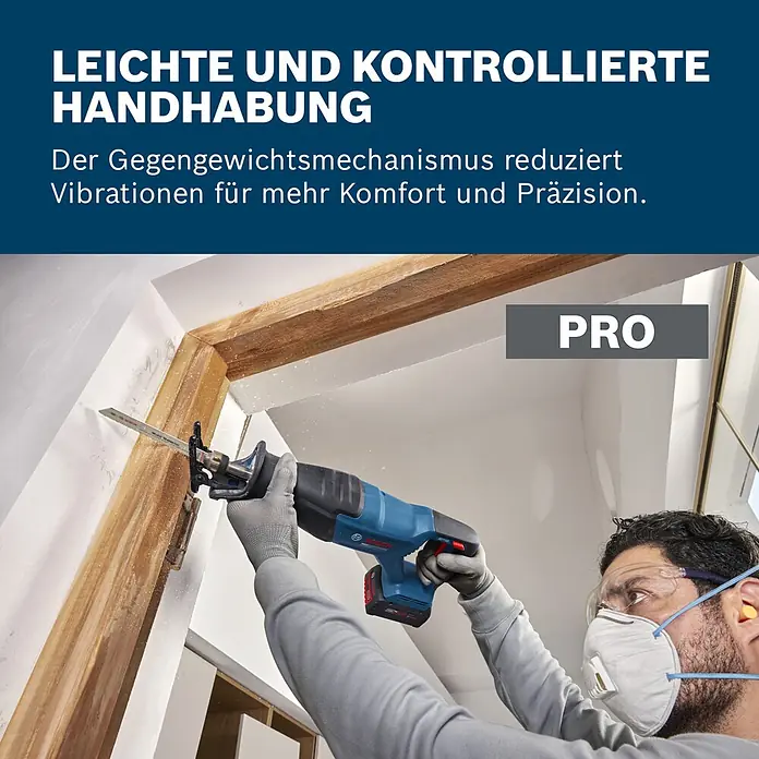 Bosch Professional AMPShare 18V Akku-Säbelsäge GSA18V-280 - 18 V, Ohne Akku, Leerlaufhubzahl: 0 /min - 3.100 /min, Inkl. L-Boxx - Ein Mann schneidet mit einer blauen Bosch Akku-Säbelsäge einen Holz-Türrahmen.