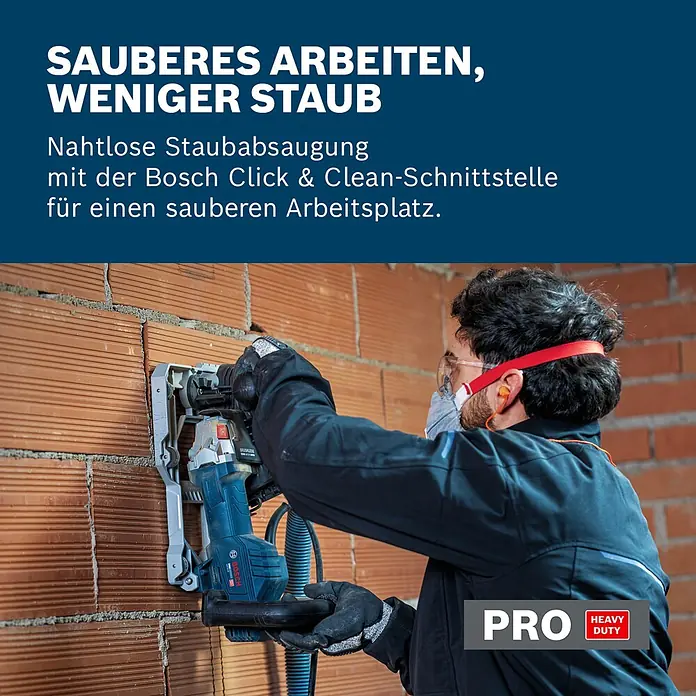 Bosch Professional Mauernutfräse GNF20-40 - 2.000 W, Durchmesser Scheibe: 150 mm - Person verwendet eine blaue und schwarze Bosch Mauernutfräse mit Staubabsaugung an einer Ziegelwand. Das Werkzeug schneidet sauber Nuten und minimiert Staub.