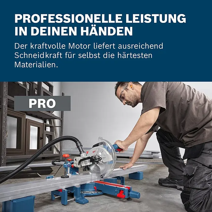 Bosch Professional Kapp- & Gehrungssäge GCM305-216S - 1.300 W, Durchmesser Sägeblatt: 216 mm, Leerlaufdrehzahl: 4.320 U/min - 5.280 U/min - Ein Mann bedient eine blau-rote Kappsäge und schneidet einen Metallbalken. Das Profi-Werkzeug sorgt für präzise Schnitte.