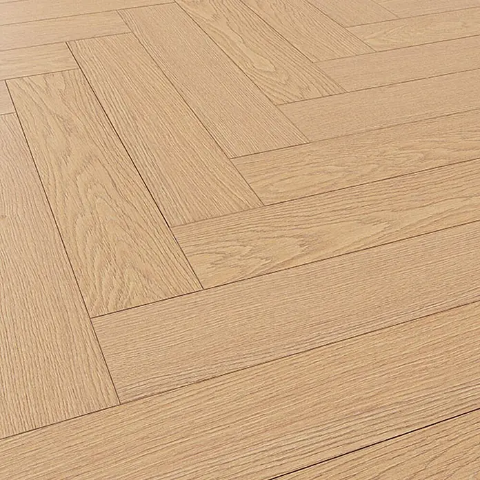 Krono Original Laminatmuster Herringbone - Natural Darcy Oak, 297 x 126 x 8 mm, Fischgrät - Helles Holzparkett im Fischgrätmuster.