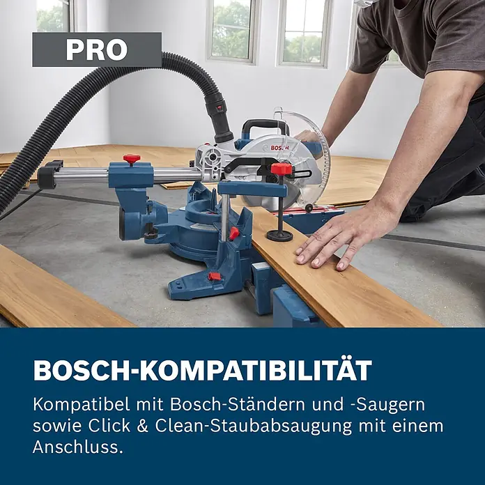Bosch Professional Kapp- & Gehrungssäge GCM305-216S - 1.300 W, Durchmesser Sägeblatt: 216 mm, Leerlaufdrehzahl: 4.320 U/min - 5.280 U/min - Eine Person verwendet eine blau-silberne Bosch Kapp- und Gehrungssäge mit Staubabsaugschlauch, um ein Holzbrett zu sägen.