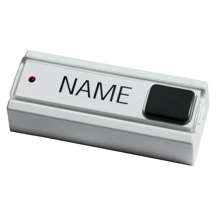 Intertechno Funk-Gongtaster LMLT-711 - Reichweite ca.: 30 m - Nahaufnahme einer weißen Klingel mit roter LED und schwarzem Knopf, beschriftet mit "NAME". Praktisches Zubehör für den Hauseingang.