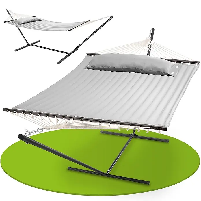 Juskys Hängematten-Set Cata - L x B x H: 360 x 140 x 115 cm, Hellgrau - Grau gesteppte Stoffhängematte mit grauem Kissen und schwarzem Metallgestell, montiert zur Entspannung im Freien.