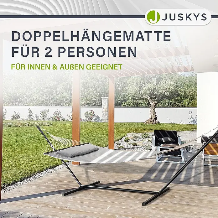 Juskys Hängematten-Set Cata - L x B x H: 360 x 140 x 115 cm, Hellgrau - Graue Doppelhängematte für 2 Personen mit schwarzem Gestell auf einer Terrasse im Garten.