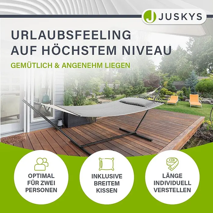 Juskys Hängematten-Set Cata - L x B x H: 360 x 140 x 115 cm, Hellgrau - Ein graues Hängematten-Set mit schwarzem Gestell und Kissen auf einer Holzterrasse im Garten. Optimal für zwei Personen.
