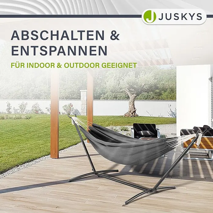 Juskys Hängematten-Set Paya - L x B x H: 279 x 109 x 101 cm, Grau - Dunkelgraue Stoffhängematte mit schwarzem Metallgestell auf einer gefliesten Terrasse, geeignet für drinnen und draußen.