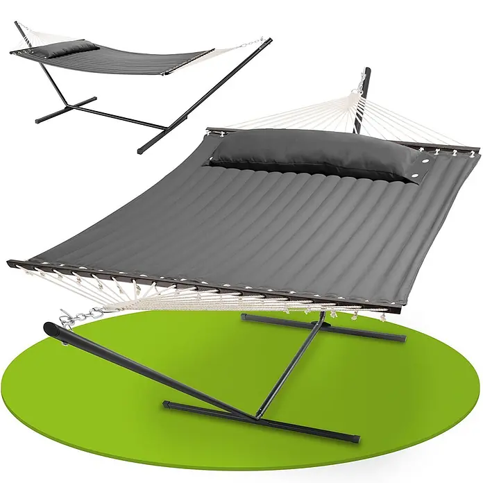 Juskys Hängematten-Set Cata - L x B x H: 360 x 140 x 115 cm, Anthrazit - Eine gepolsterte graue Hängematte mit passendem Kissen auf einem robusten schwarzen Metallständer.