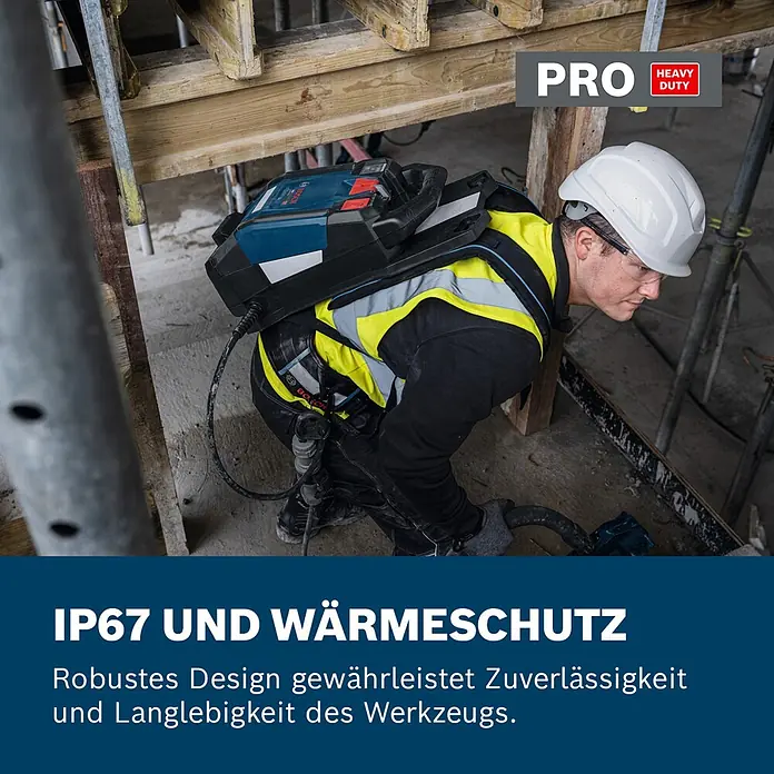 Bosch Professional Innenrüttler Akku-Betonrüttler-System GDI50-65D - Kabellänge: 1 m - Bauarbeiter trägt tragbares Bosch Pro Heavy Duty Gerät auf dem Rücken; robustes Design für Baustelleneinsatz.