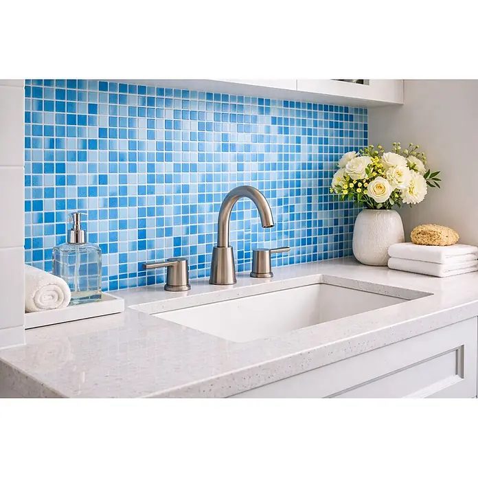 Mosaikfliese Quadrat Mix - 32,7 x 30,5 cm, Blau, Matt - Modernes Waschbecken mit Armatur aus gebürstetem Nickel und blauem Mosaikfliesen-Hintergrund.