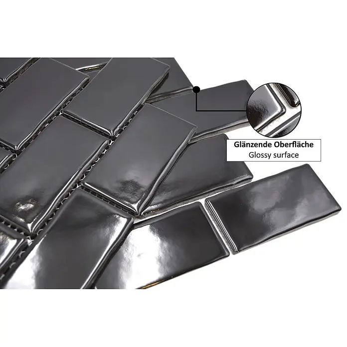 Mosaikfliese Subway Handmade Style HSS 112 - 30,9 x 26,5 cm, Schwarz, Glänzend - Dunkelgraue glänzende U-Bahn-Fliesen im Fischgrätmuster. Nahaufnahme der glänzenden Oberfläche.