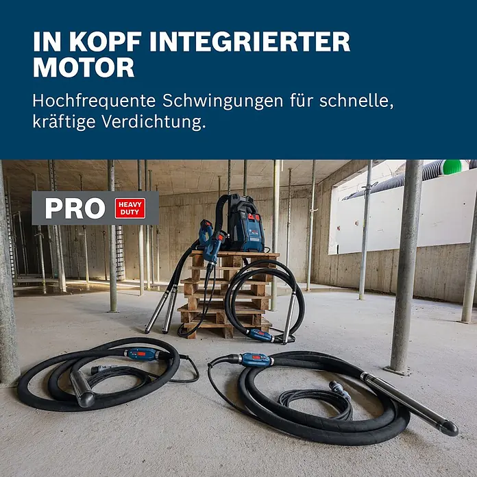Bosch Professional Innenrüttler Akku-Betonrüttler-System GDI50-65D - Kabellänge: 1 m - Mehrere Bosch Betonrüttler mit schwarzen Schläuchen, silbernen Rüttelköpfen und blauen Antriebseinheiten auf einem Baustellenboden aus Beton.