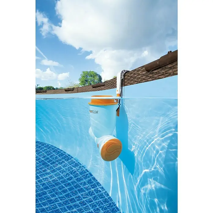 Bestway Flowclear Einhängeskimmer 2 in 1 - 48 W, Filterleistung: 2.574 l/h - Schwimmbad-Oberflächenskimmer, der an einem Pool befestigt ist, um das Wasser sauber zu halten. Das Produkt ist weiß und orange.