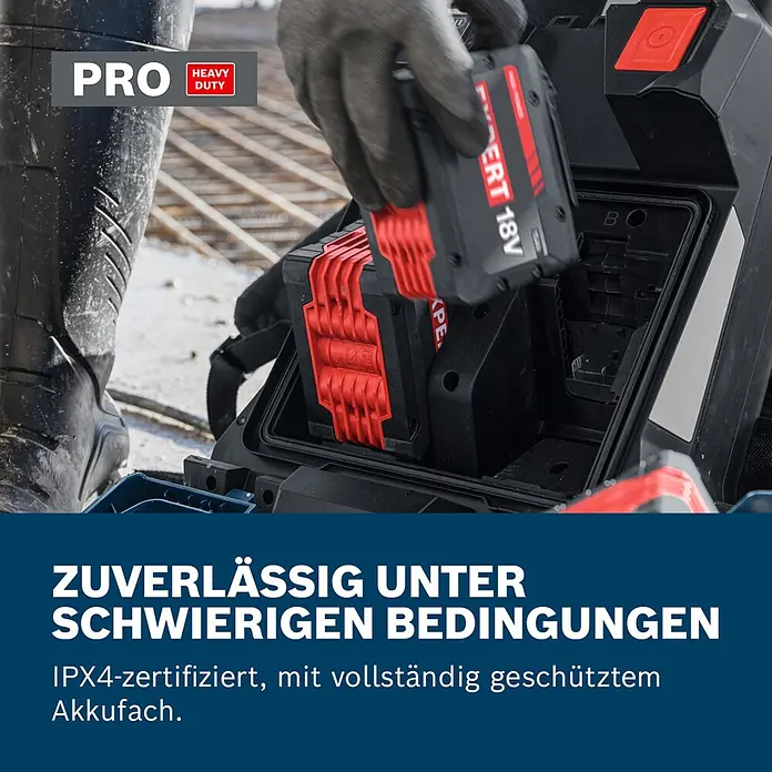 Bosch Professional AMPShare 18V Akku-Antriebseinheit Akku-Betonrüttler-System GPU 18V2DI - 18 V, Anzahl Akkus: Ohne Akku, Anzahl benötigte Akkus: 2 Stk. - Eine behandschuhte Hand setzt einen schwarz-roten 18V-Akku in das geschützte Fach eines robusten Elektrowerkzeugs ein.