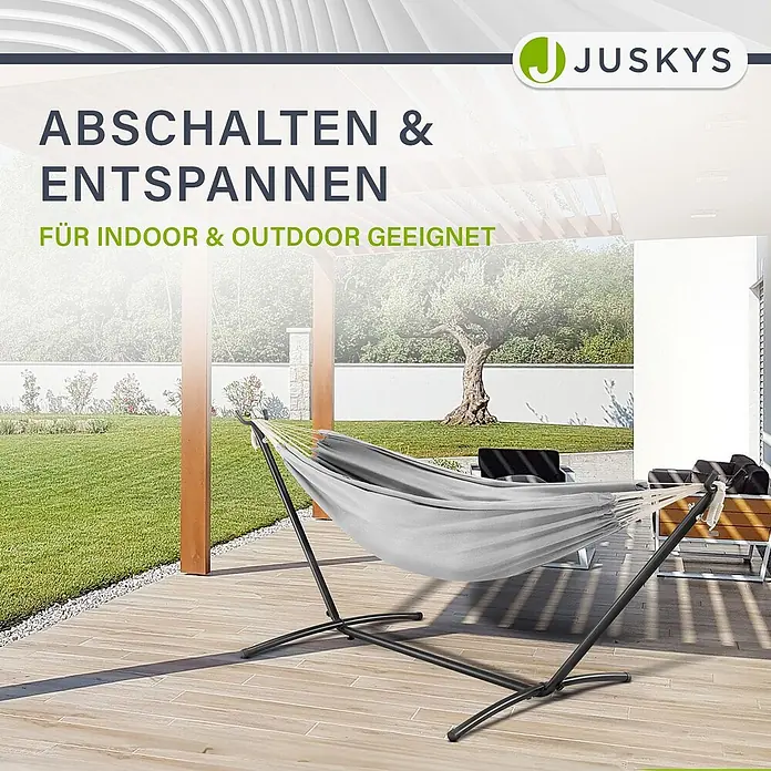 Juskys Hängematten-Set Paya - L x B x H: 279 x 109 x 101 cm, Hellgrau - Eine graue Hängematte mit schwarzem Metallgestell auf einer Terrasse, geeignet für Entspannung drinnen und draußen.