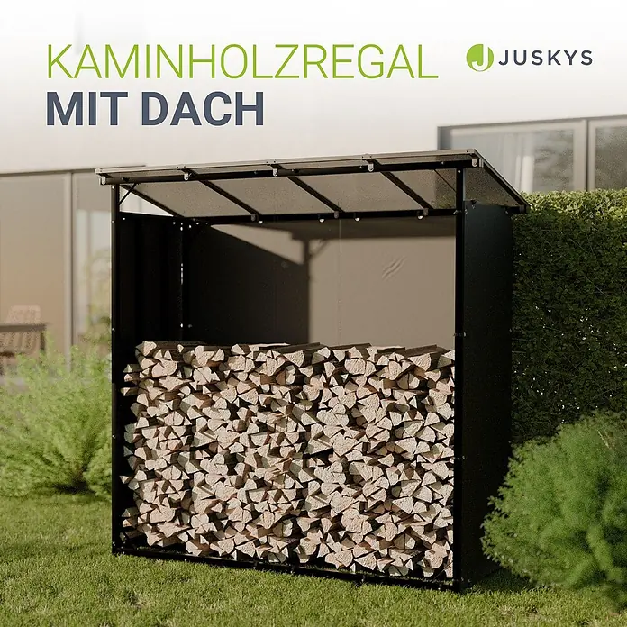 Juskys Kaminholzregal Kaminholzregal - 70 x 70 x 185 cm, Metall, Schwarz - Schwarzes Metall-Kaminholzregal mit lichtdurchlässigem Dach, gefüllt mit Holzscheiten, auf Rasen im Garten stehend.