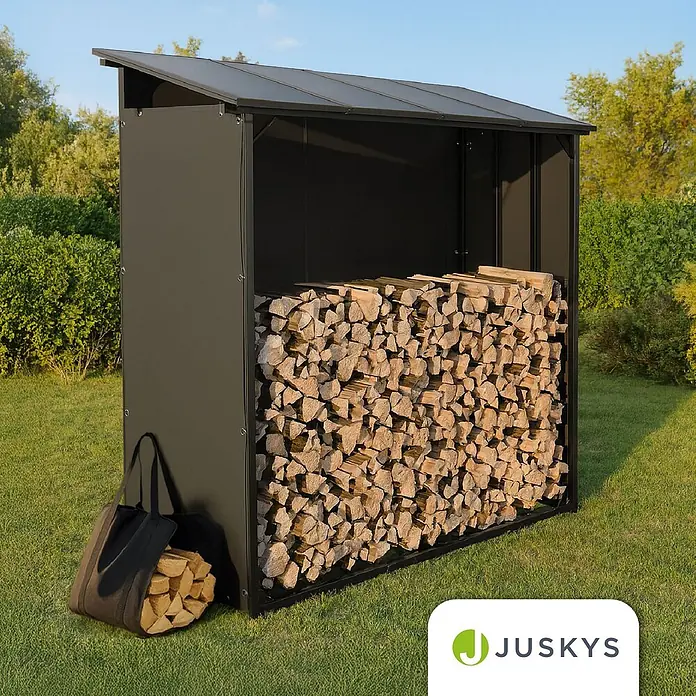 Juskys Kaminholzregal Kaminholzregal - 70 x 70 x 185 cm, Metall, Schwarz - Dunkelgrauer Metall-Brennholzschuppen, gefüllt mit Holzscheiten, in einem Garten, daneben eine Tragetasche mit Holz.