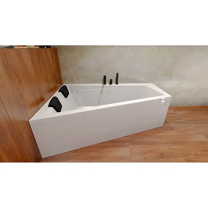 Bad Land Eckbadewanne - L x B: 150 x 85 cm, Sanitäracryl, Weiß - Weiße Eckbadewanne mit schwarzen Kopfstützen und Armaturen in einem modernen Bad mit Holzoptikboden und hellen Marmoroptikfliesen.