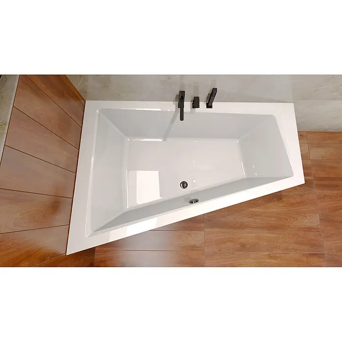 Bad Land Eckbadewanne - L x B: 150 x 85 cm, Sanitäracryl, Weiß - Weiße asymmetrische Einbau-Badewanne mit schwarzen Wandarmaturen in einem modernen Bad mit Holz- und Marmorfliesen.