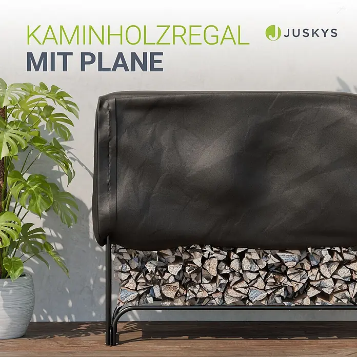 Juskys Kaminholzregal Kaminholzregal - 36 x 36 x 117 cm, Metall, Schwarz - Schwarzes Kaminholzregal mit schwarzer Schutzplane, gefüllt mit Holzscheiten, auf einer Holzterrasse neben einer Pflanze.