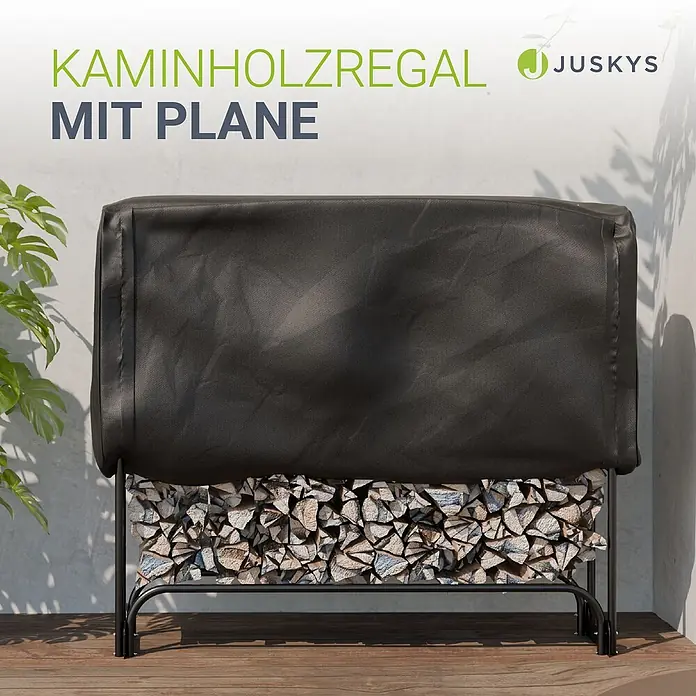 Juskys Kaminholzregal Kaminholzregal - 36 x 36 x 117 cm, Metall, Schwarz - Schwarzmetall-Kaminholzregal mit schwarzer Schutzhülle, gefüllt mit Brennholz, draußen auf Holzterrasse.