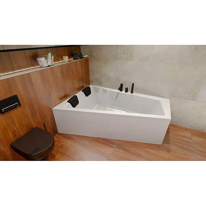 Bad Land Eckbadewanne - L x B: 150 x 85 cm, Sanitäracryl, Weiß - Weiße Badewanne mit schwarzen Kopfstützen und dunklen Armaturen, in ein modernes Badezimmer integriert.
