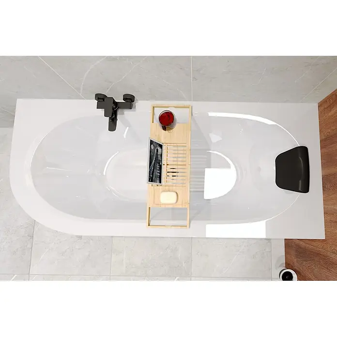 Bad Land Eckbadewanne - L x B: 150 x 75 cm, Sanitäracryl, Weiß - Holz-Badewannentablett mit Tablet, Weinglas und Seife in einer weißen Badewanne.