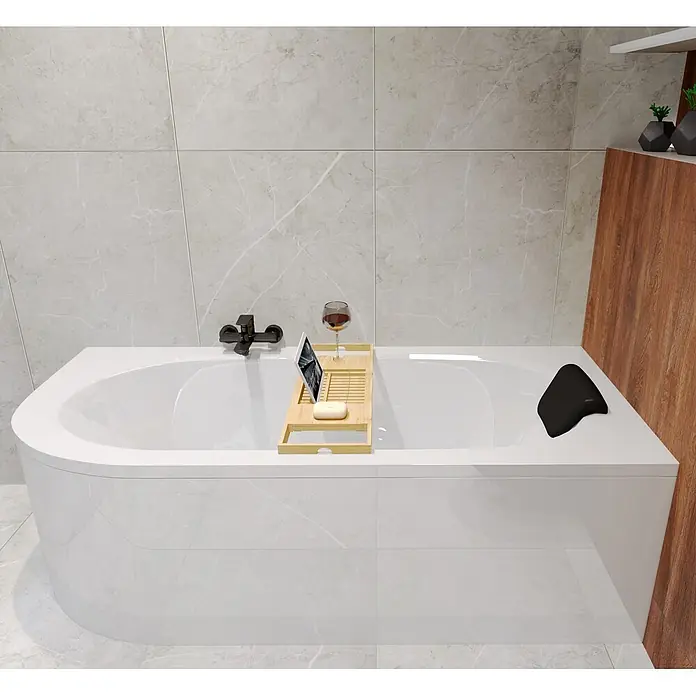 Bad Land Eckbadewanne - L x B: 170 x 75 cm, Sanitäracryl, Weiß - Weiße Badewanne mit schwarzer Armatur, Holzbadeablage mit Tablet, Wein und Seife, sowie schwarzem Nackenkissen in modernem Bad.