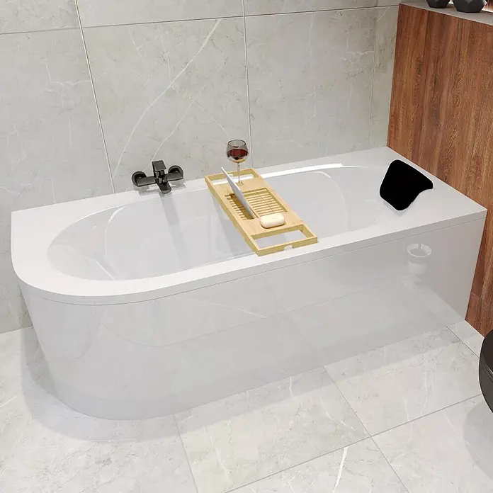 Bad Land Eckbadewanne - L x B: 150 x 75 cm, Sanitäracryl, Weiß - Weiße Badewanne mit Holzbadebrett, Tablet, Wein und Seife, sowie schwarzer Kopfstütze, in modern gefliestem Bad.