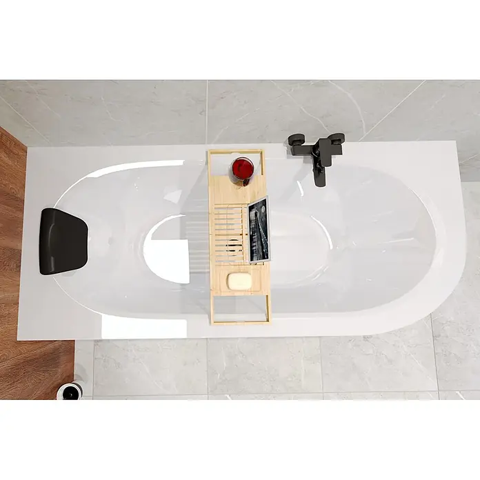Bad Land Eckbadewanne - L x B: 170 x 75 cm, Sanitäracryl, Weiß - Draufsicht auf eine weiße Badewanne mit schwarzem Kissen, Holzablage mit Wein, Tablet und Seife, und schwarzem Wasserhahn.