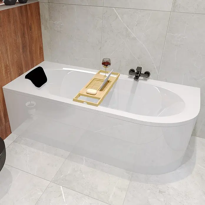 Bad Land Eckbadewanne - L x B: 170 x 75 cm, Sanitäracryl, Weiß - Weiße Badewanne mit Holzbadebrett, Weinglas, Buch und Seife in einem modernen Badezimmer.