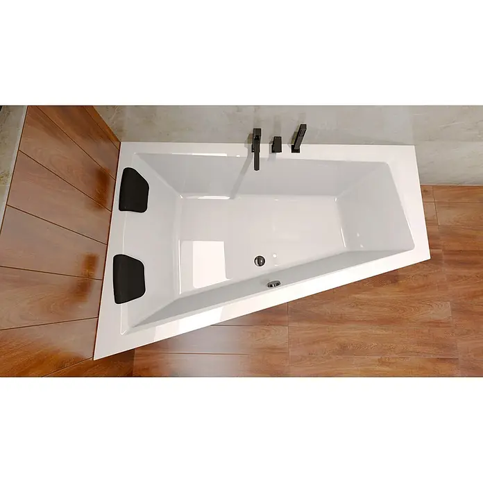 Bad Land Eckbadewanne - L x B: 150 x 85 cm, Sanitäracryl, Weiß - Weiße Eckbadewanne mit schwarzen Armaturen und Kopfstützen, in einem modernen Badezimmer mit Holzoptik-Boden.