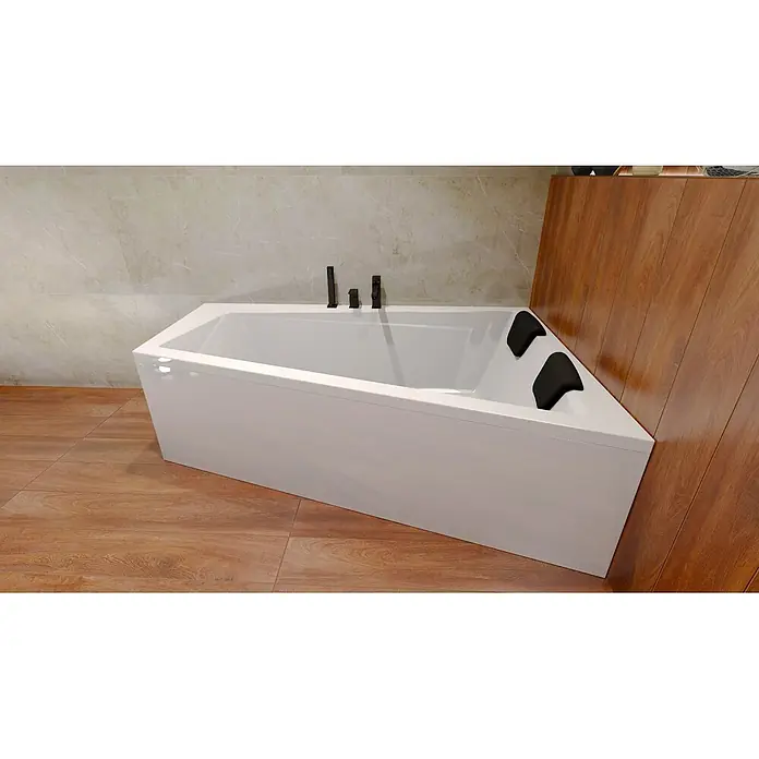 Bad Land Eckbadewanne - L x B: 150 x 85 cm, Sanitäracryl, Weiß - Weißer dreieckiger Badewanne mit schwarzen Armaturen und Kopfstützen in einem modernen Badezimmer.