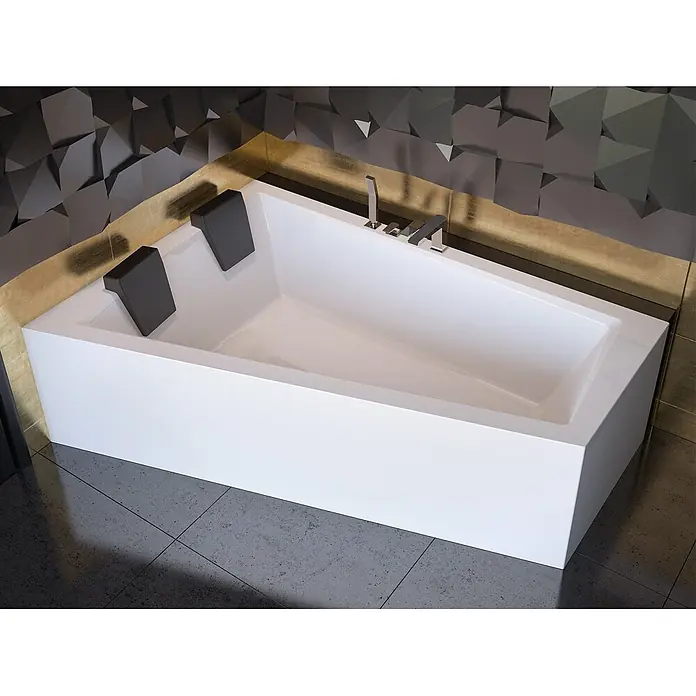 Bad Land Eckbadewanne INTIMA Acrylwanne 170 x 125 cm links Weiß m. Acrylschürze - Sanitäracryl, Weiß - Weiße, rechteckige Badewanne mit zwei schwarzen Kopfstützen und Chromarmaturen, in einem modernen Bad mit strukturierter dunkler und goldener Wand.