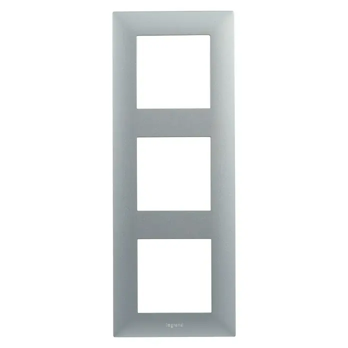 Legrand Niloé Step Marco - Aluminio, Modelo de mecanismos: x 3, Plástico, Instalar - Una placa frontal plateada de Legrand con tres recortes cuadrados para interruptores o enchufes, ideal para interiores modernos.