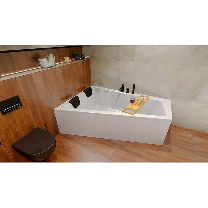 Bad Land Eckbadewanne - L x B: 150 x 85 cm, Sanitäracryl, Weiß - Moderne weiße Badewanne mit schwarzen Armaturen, zwei Kopfstützen und einem Holztablett mit Weinglas.