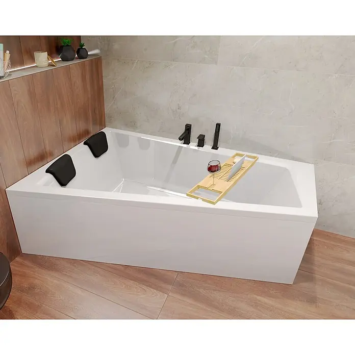 Bad Land Eckbadewanne - L x B: 180 x 125 cm, Sanitäracryl, Weiß - Weiße Badewanne mit schwarzen Armaturen, Kopfstützen und hölzernem Badewannenablage mit Weinglas.