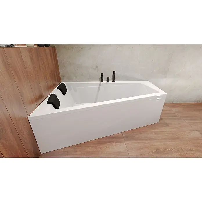 Bad Land Eckbadewanne - L x B: 160 x 90 cm, Sanitäracryl, Weiß - Weiße Eckbadewanne mit schwarzen Kopfstützen und dunklen Armaturen, in einem modernen Bad mit Holzoptik-Boden und Marmoroptik-Wandfliesen.