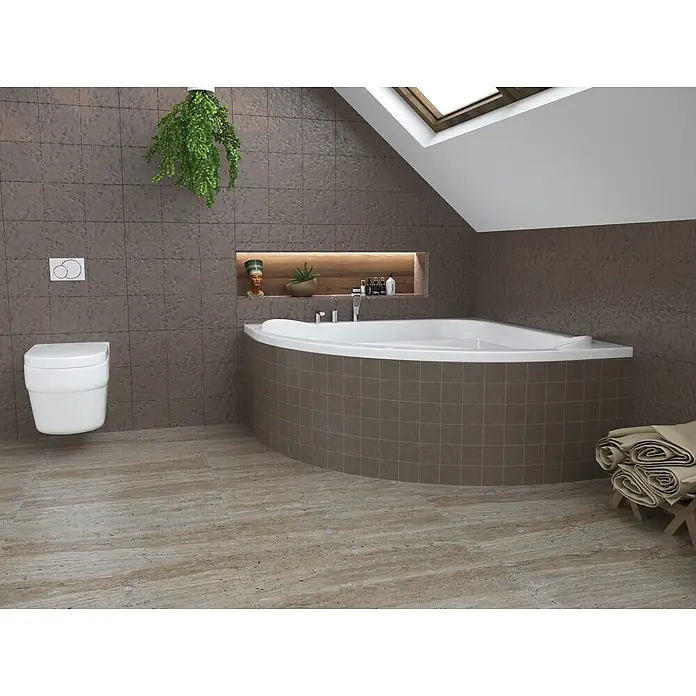 Bad Land Eckbadewanne STANDARD Acryl-Eckwanne 150 x 150 cm Weiß - Sanitäracryl, Weiß - Modernes Dachbad mit braunen Fliesenwänden, Eckbadewanne und wandhängender Toilette. Heller Holzfußboden und Dachfenster.