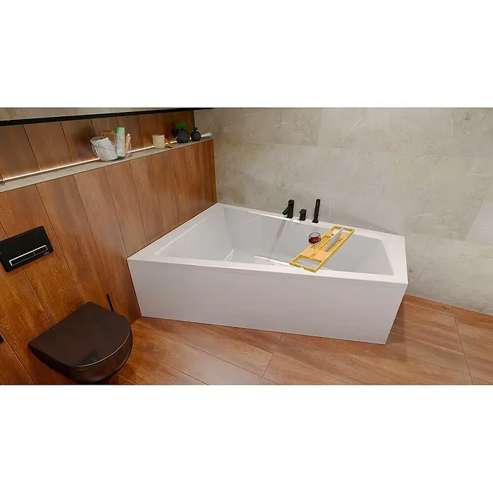 Bad Land Eckbadewanne - L x B: 160 x 90 cm, Sanitäracryl, Weiß - Moderne weiße Badewanne mit schwarzen Armaturen und einem hölzernen Badewannenbrett in einem Bad mit Holz- und Fliesenoberflächen.
