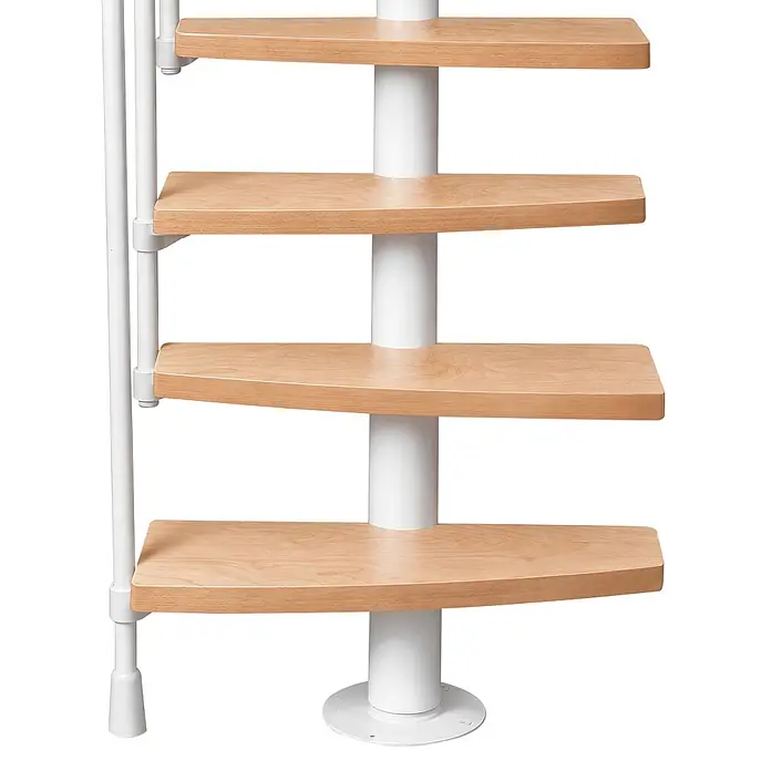 Atrium Raumspartreppe Mini Plus - Farbton Metall: RAL 9003, Breite: 60 cm, Buche, Geschosshöhe: 222 cm - 300 cm - Vier helle Holzstufen einer Wendeltreppe mit weißer Mittelstütze und seitlichem Geländerpfosten.