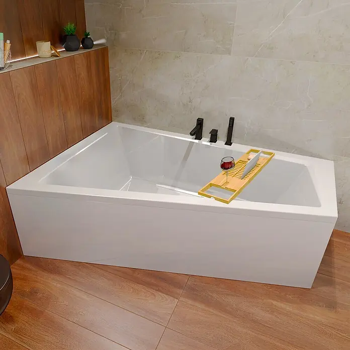 Bad Land Eckbadewanne - L x B: 160 x 90 cm, Sanitäracryl, Weiß - Moderne weiße rechteckige Badewanne mit schwarzen Armaturen und Holzablage vor Holzverkleidung und hellen Fliesenwänden.