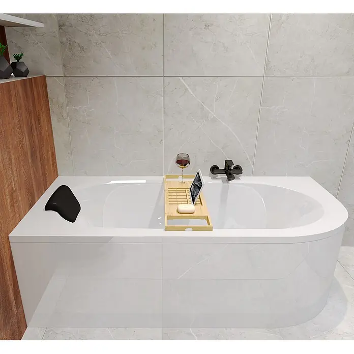 Bad Land Eckbadewanne - L x B: 170 x 75 cm, Sanitäracryl, Weiß - Weiße Badewanne mit einem hölzernen Badewannenbrett, das ein Weinglas, ein Tablet und Seife hält, sowie einem schwarzen Badekissen.
