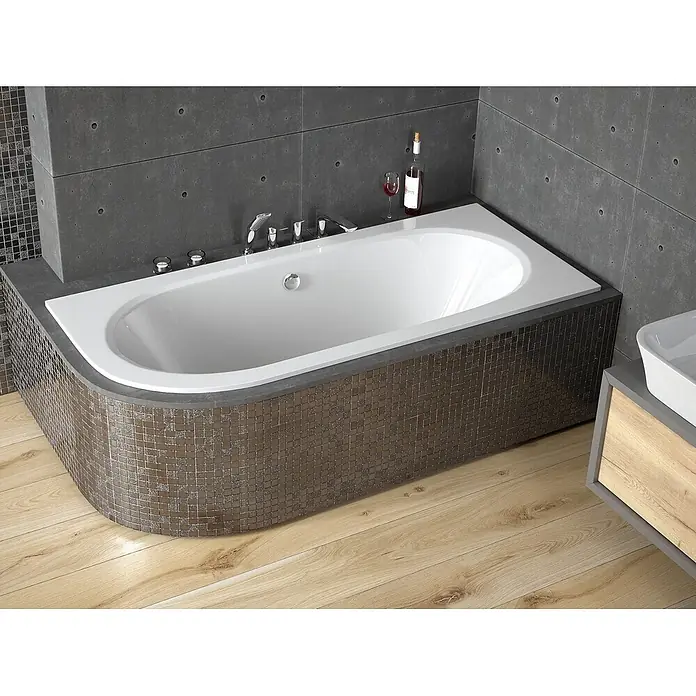 Bad Land Eckbadewanne AVITA SLIM Acryl-Eckwanne 170 x 75 cm rechts Weiß - L x B: 170 x 75 cm, Sanitäracryl, Weiß - Weiße Badewanne mit Chromarmaturen in einem modernen Badezimmer, mit dunkler Mosaikfliesenverkleidung und Holzfußboden.
