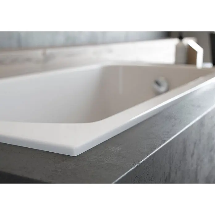Bad Land Eckbadewanne - L x B: 150 x 85 cm, Sanitäracryl, Weiß - Weiße Einbauwanne in einem modernen Badezimmer, in eine dunkelgraue Arbeitsplatte eingelassen.